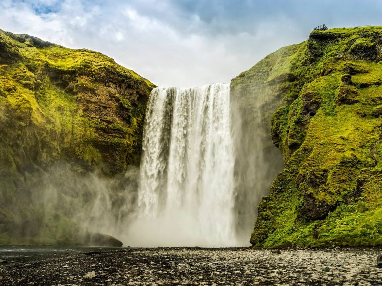 A Skógafoss vízesés az egyik legszebb látnivaló Izlandon