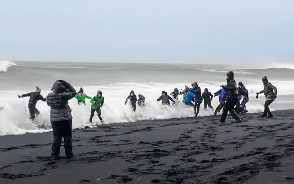 Veszélyes hullámok a Izland fekete homokos tengerpartján