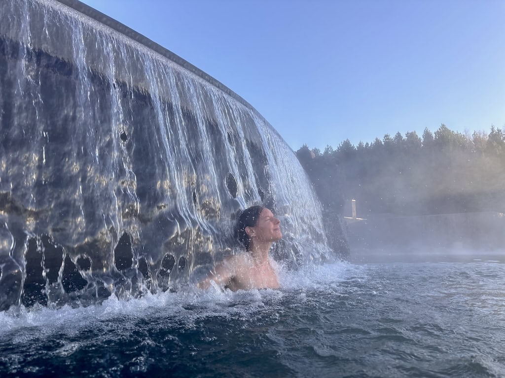 Meleg vízesés a Laugarás lagoonban