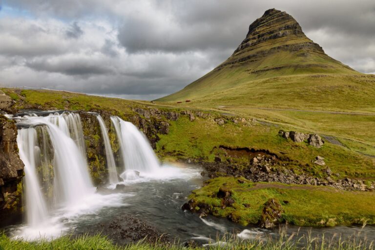 Kirkjufellsfoss vízesés zöld nyári tájban, a híres Kirkjufell heggyel a háttérben, Izlandon.
