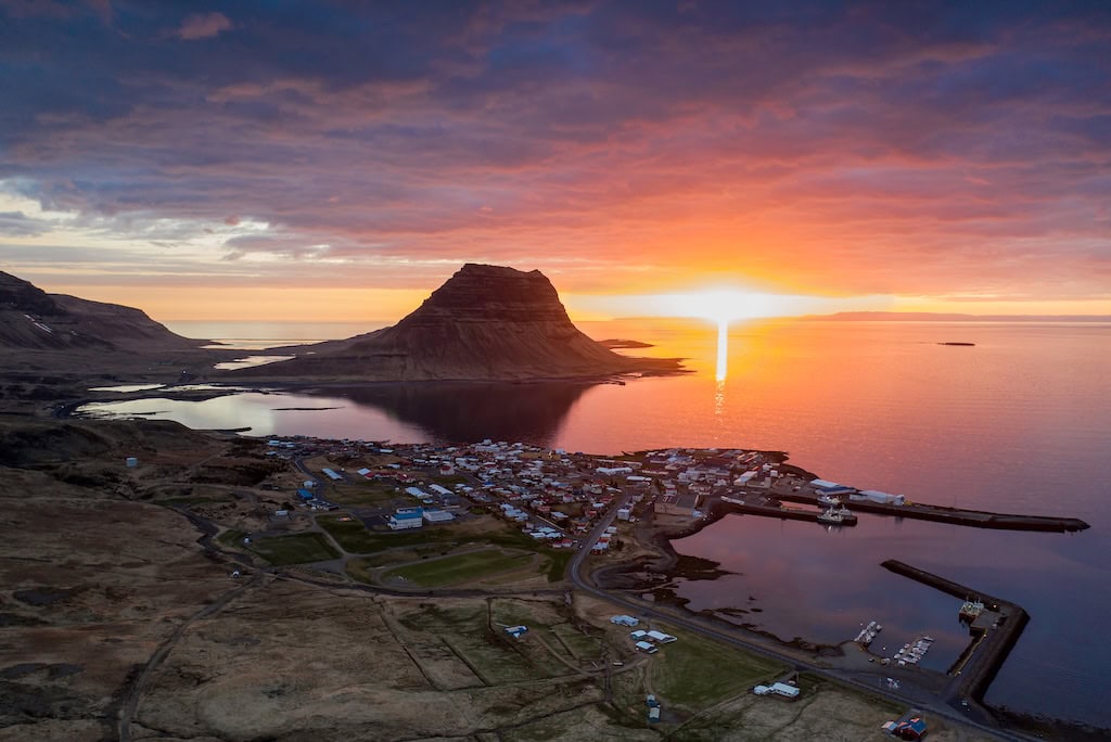 Naplemente Grundarfjörður felett, Kirkjufell a háttérben