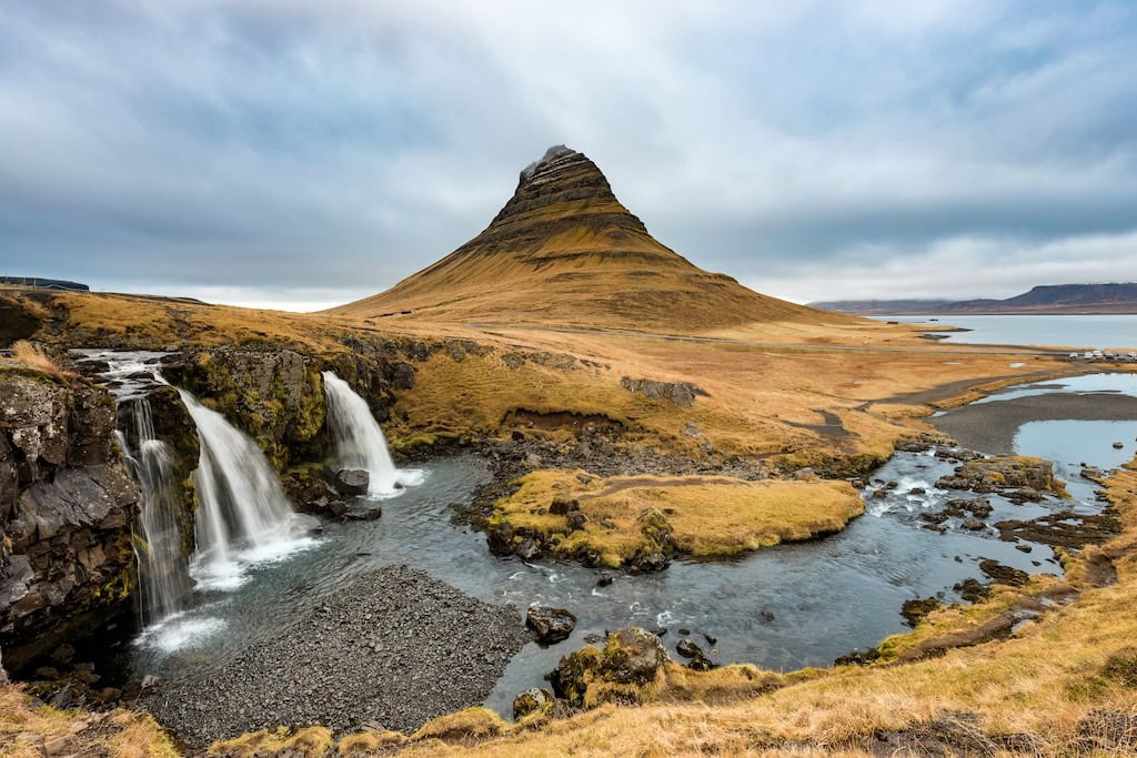 A Kirkjufell barnás színben ősszel és tavasszal