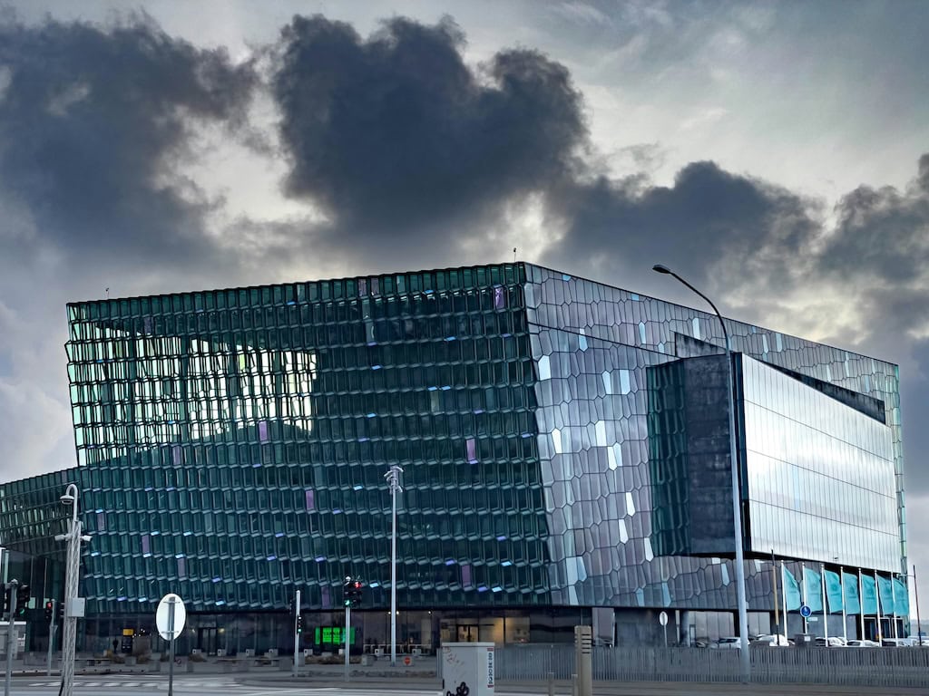 A Harpa üvegépülete Reykjavíkban