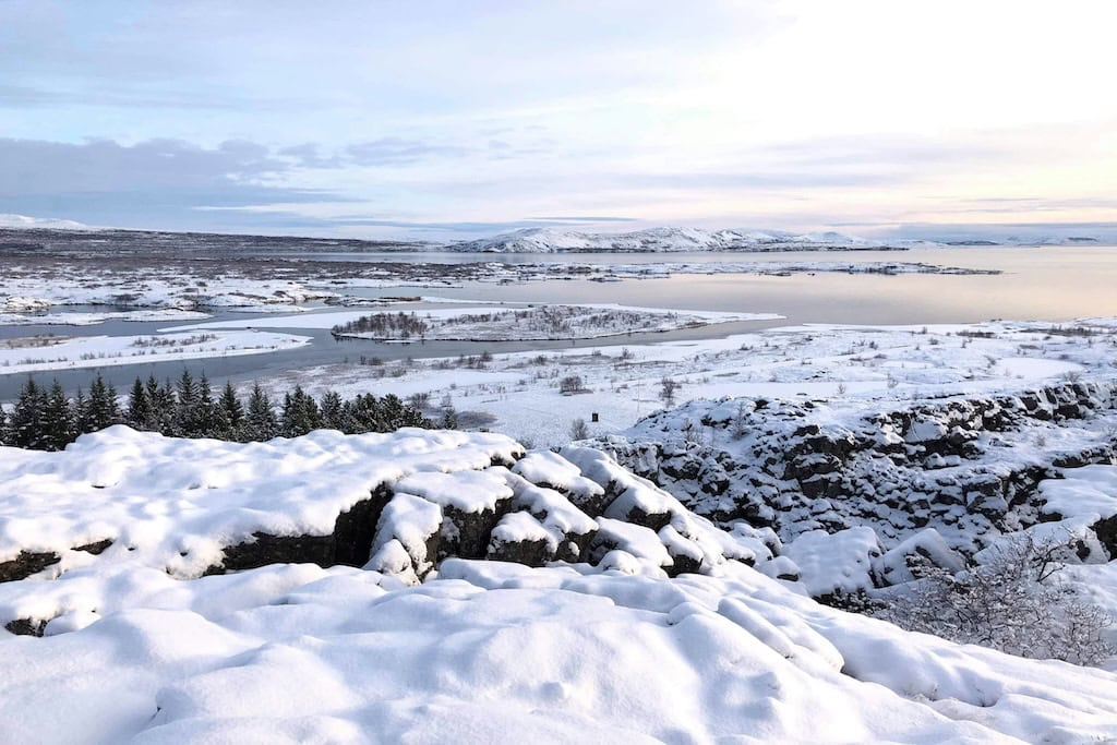 Havas Thingvellir Nemzeti Park derült időben télen