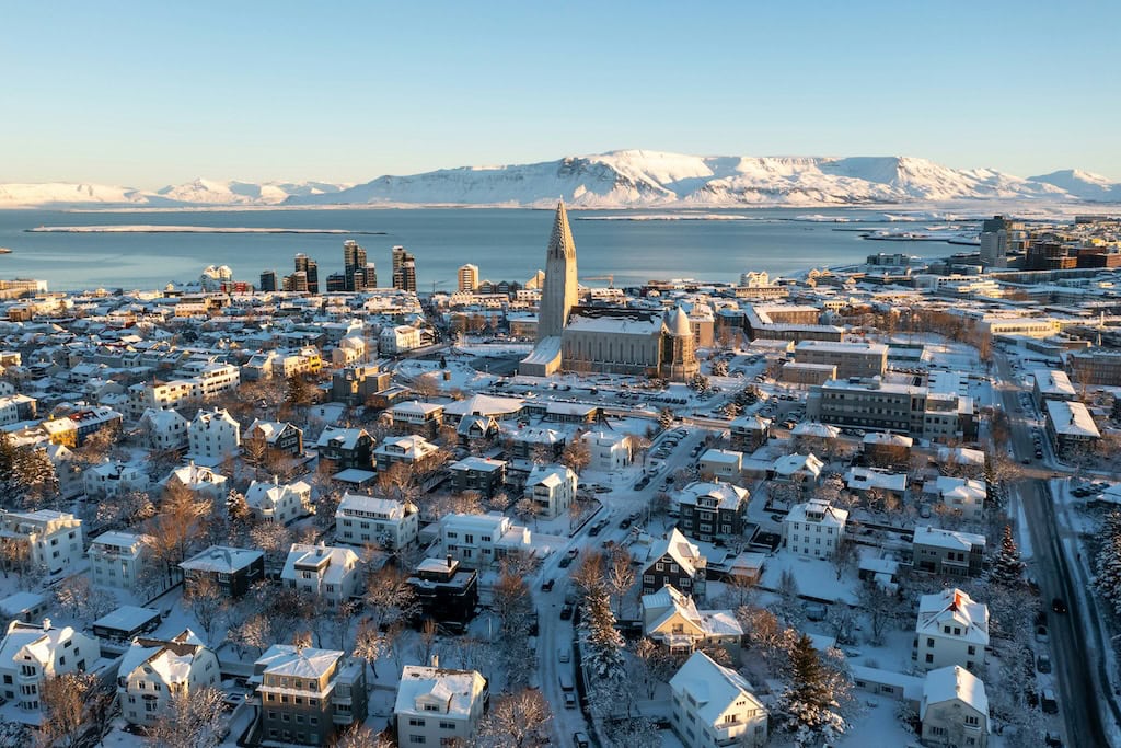 Reykjavík belvárosa napsütéses téli panoráma