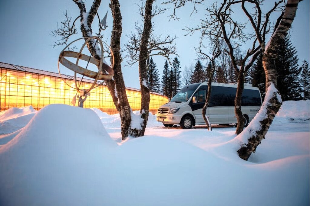Minibusz az Arany körút téli túrán a Friedheimar paradicsomfarm övegháza előtt