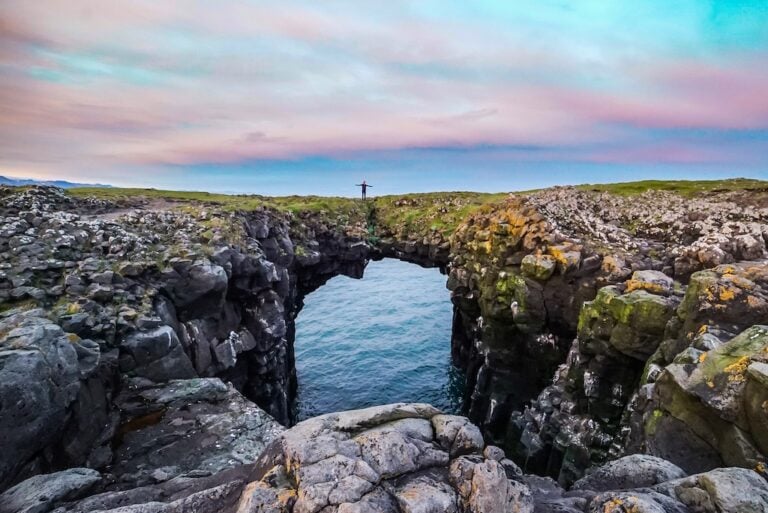 Gatklettur sziklaív Arnarstapiban – Természetes kőhíd a tengerparton, Arnarstapi település közelében, Snæfellsnes-félsziget.