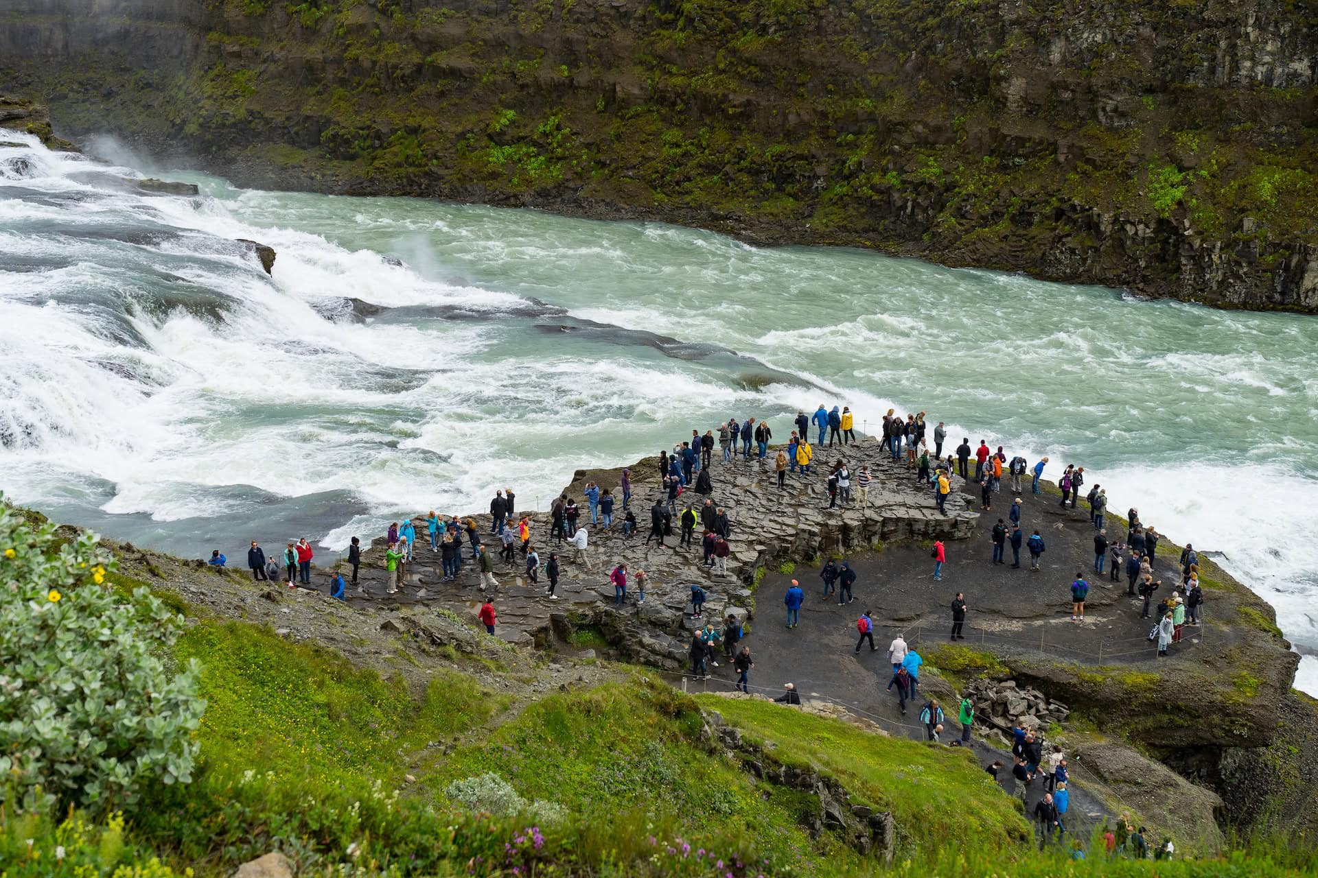 Tömeg a Gullfoss vízesés felső kilátóján