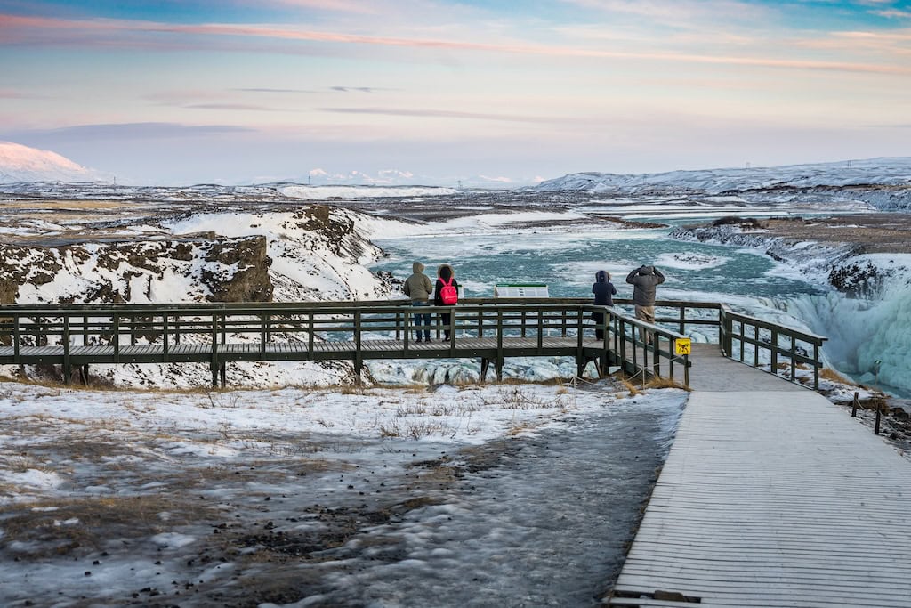 Látogatók a Gullfoss vízesésnél, Arany körút