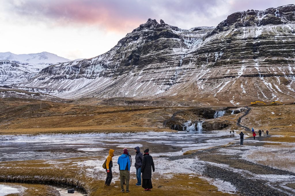 Túrázók a Snæfellsnes-félsziget hegyvidéki táján