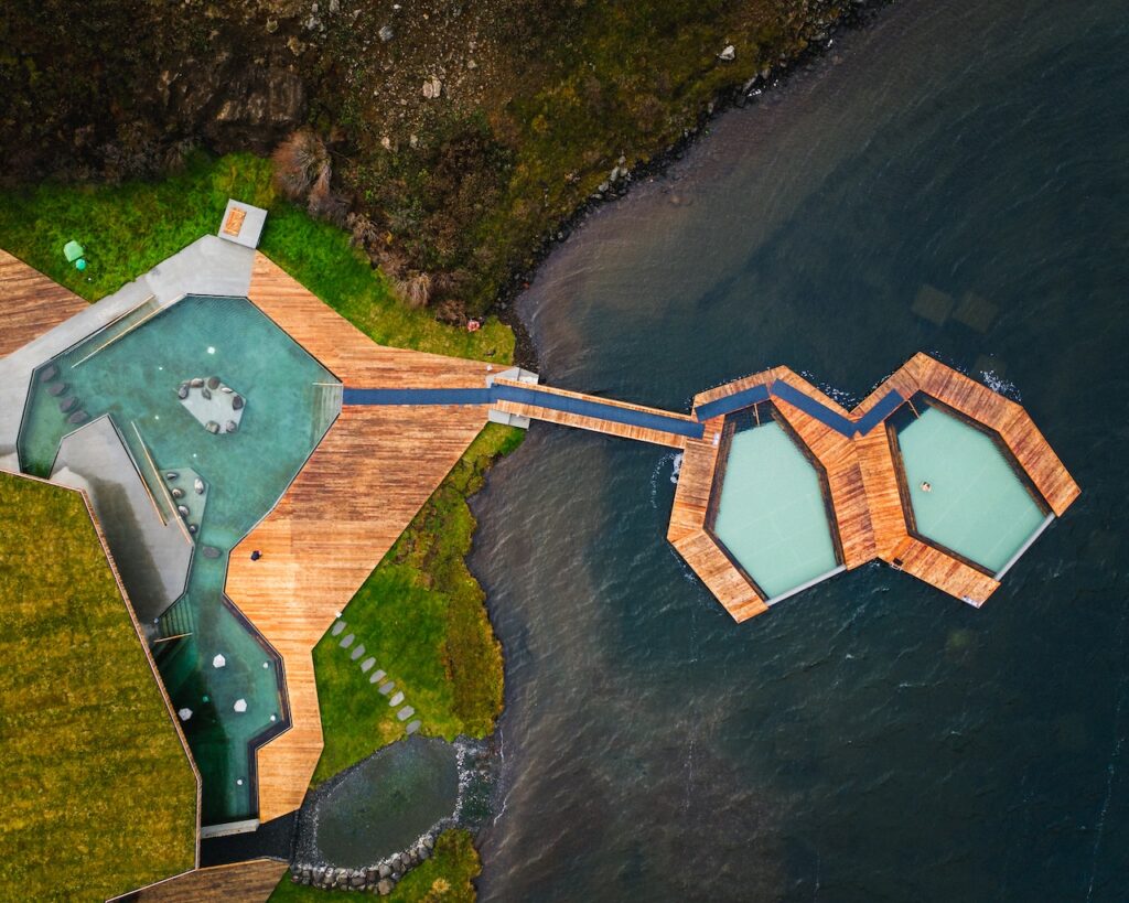 A Vök Baths vízen úszó medencéi Kelet-Izlandon