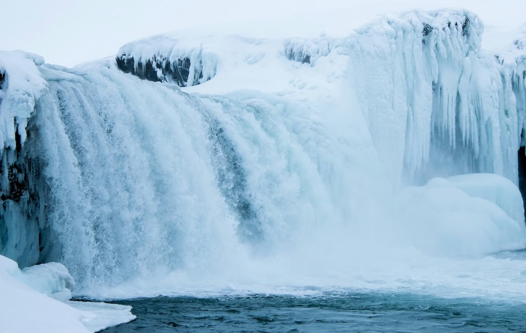 Gullfoss vízesés télen, erőteljes vízáramlással és jéggel