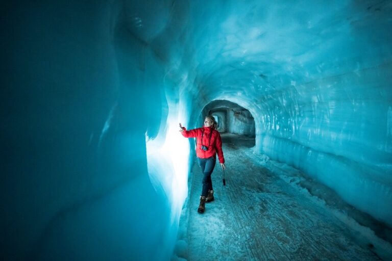 Ember-vájta jégbarlang a Langjökull gleccseren