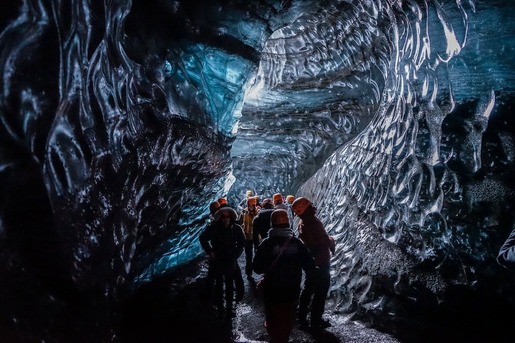 Jégbarlang belseje látogatókkal, Dél-Izland