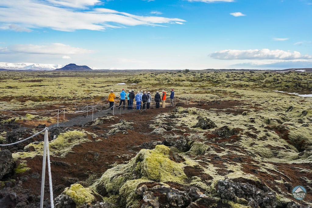 turista Csoport a mohás lávamezőn