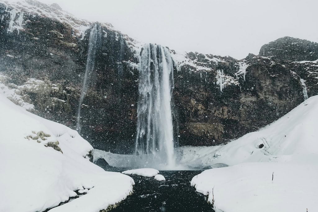 Seljalandsfoss vízesés befagyva télen – A híres vízesés jégbe zárva is impozáns látványt nyújt.