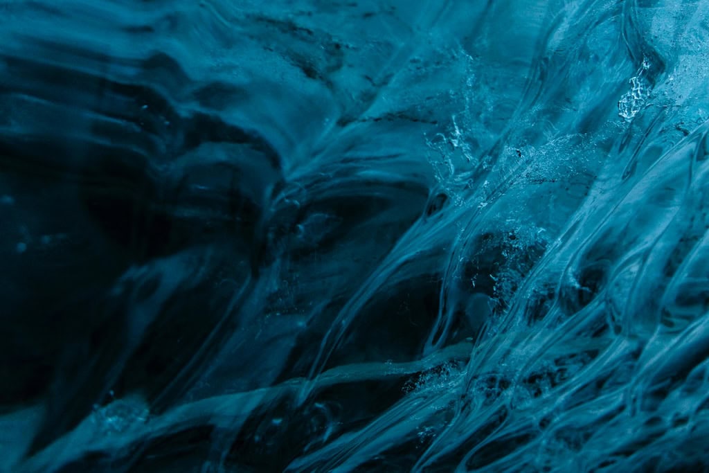 Izland jégbarlang jégmintázat, kék gleccserjég textúra közelről