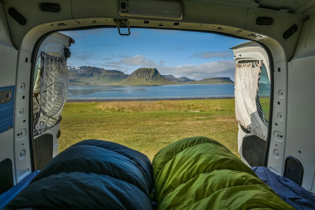 Campervan Izlandon, hálózsákokkal a lakóautóban panorámával