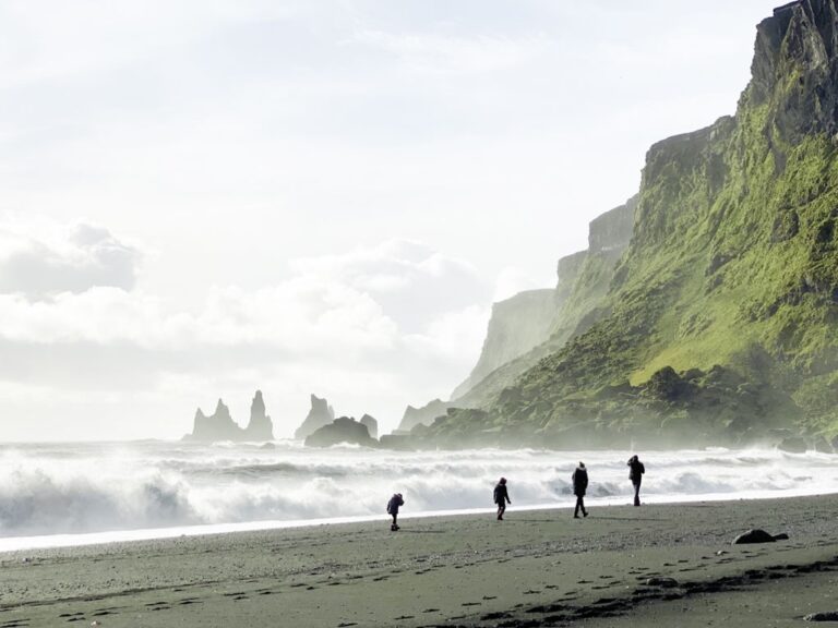 Emberek a Reynisdrangar szikláknál, Vík környéke