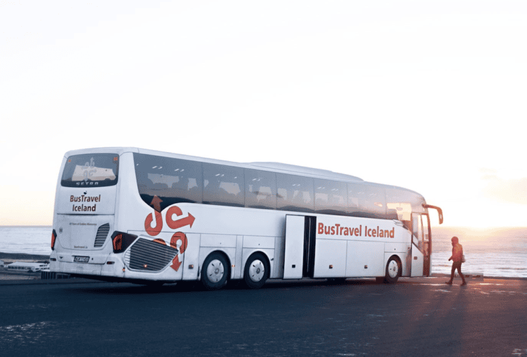 Bustravel Iceland busz