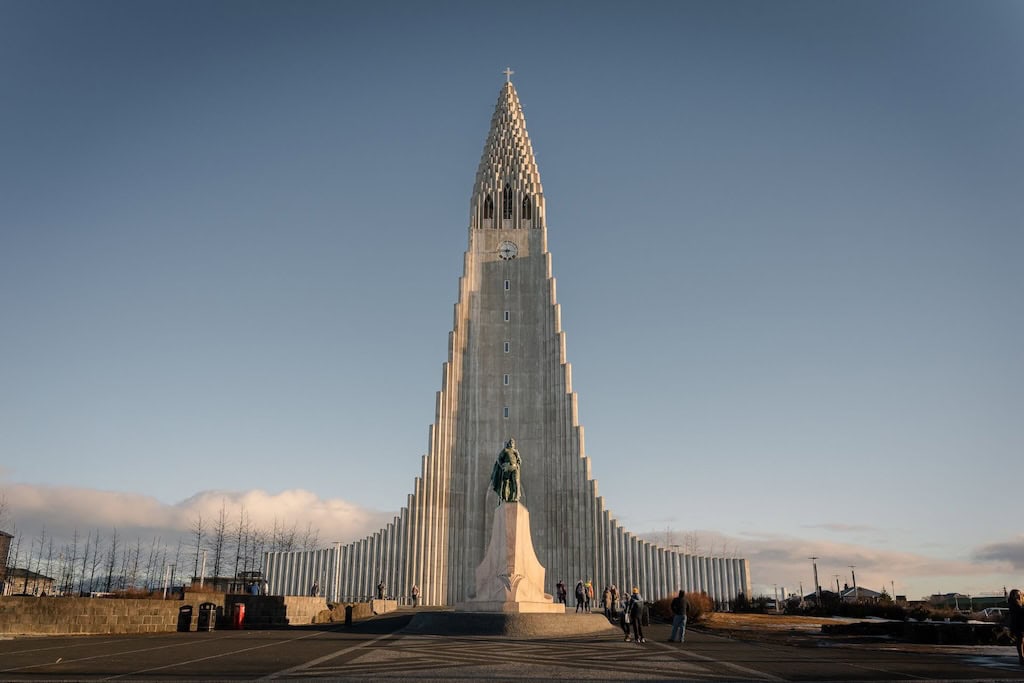 Hallgrímskirkja templom havas téli időben, Reykjavík központjában
