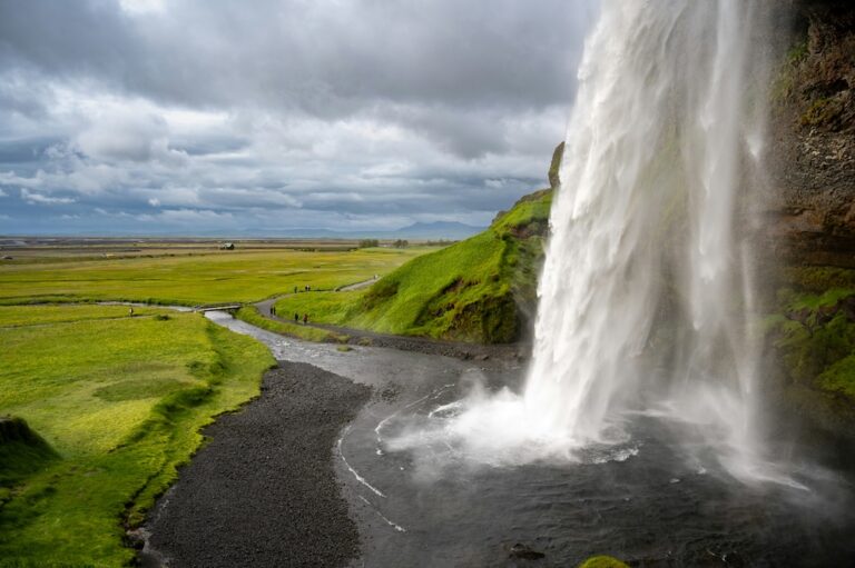 Seljalandsfoss-vízesés oldalnézetből, fdrámai felhőkkel Izland déli partján.