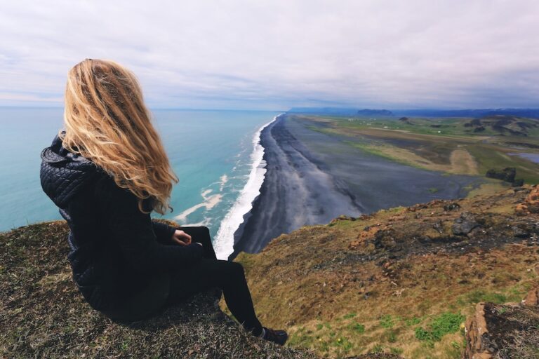 Kilátás a Reynisfjara fekete homokos tengerpartra és az Atlanti-óceán hullámaira Izland déli partvidékén.