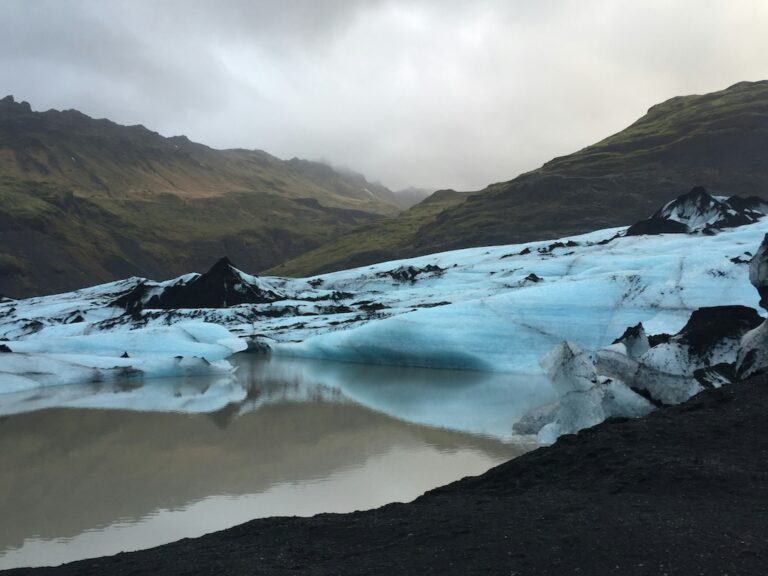 A Sólheimajökull gleccserlagúna jégtömbjei borús időben
