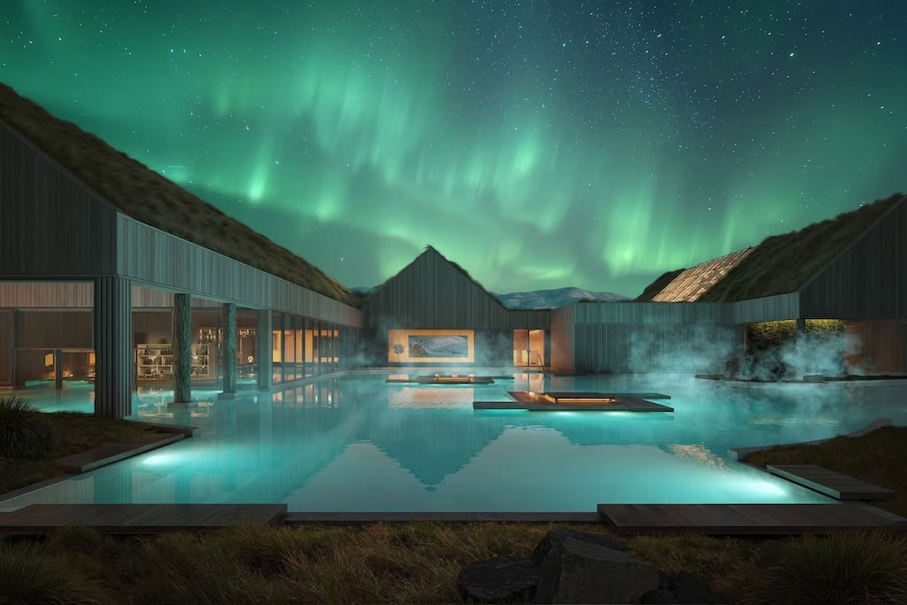 Reykjaböð geotermikus spa Izlandon sarki fény alatt, kültéri termálmedencékkel és modern wellnessépületekkel
